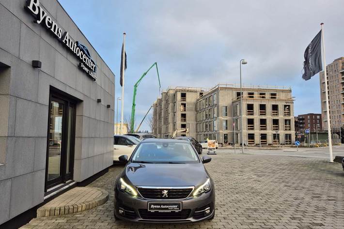 Grå Peugeot 308 fra 2020