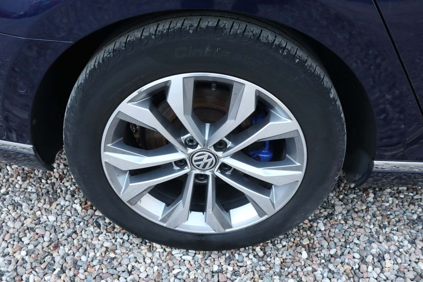 Blå VW Passat fra 2017