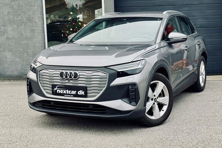 Grå Audi Q4 e-tron fra 2023 set udefra