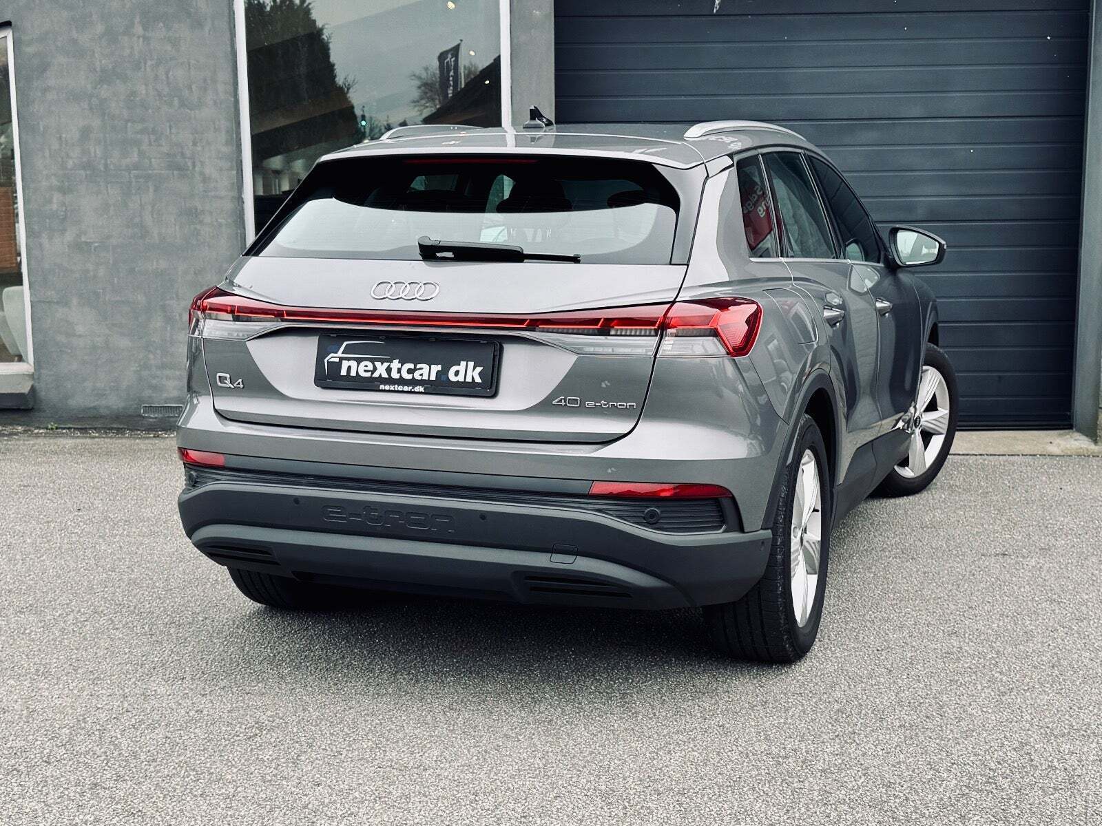Grå Audi Q4 e-tron fra 2023