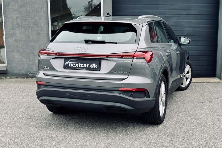 Grå Audi Q4 e-tron fra 2023