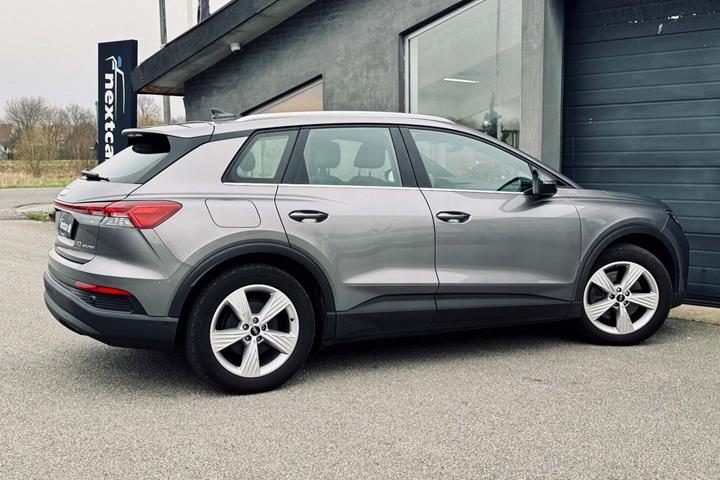 Grå Audi Q4 e-tron fra 2023