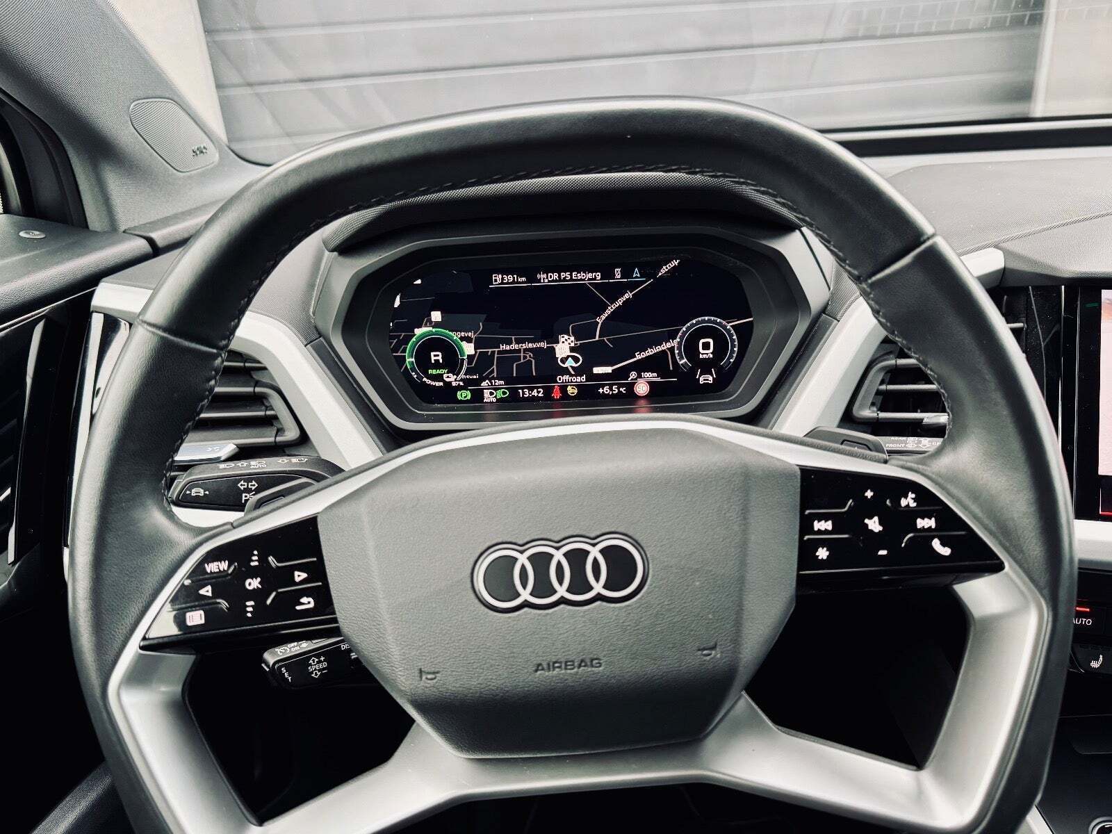 Grå Audi Q4 e-tron fra 2023
