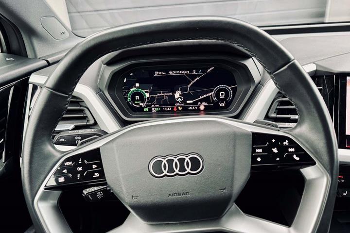 Grå Audi Q4 e-tron fra 2023