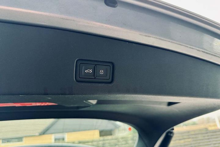 Grå Audi Q4 e-tron fra 2023