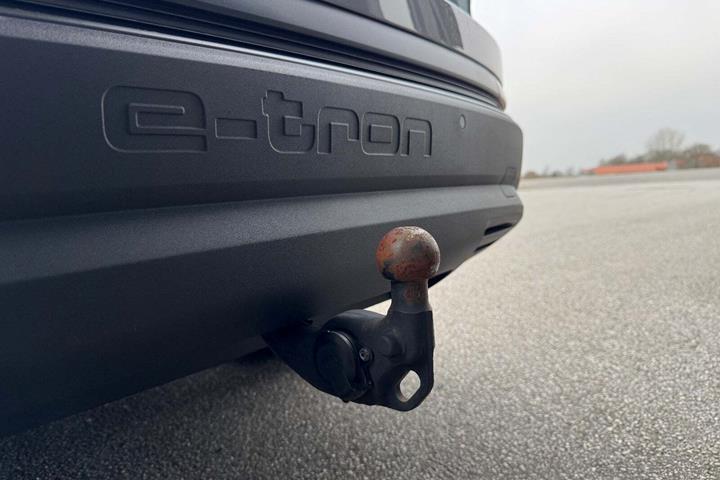 Grå Audi Q4 e-tron fra 2023