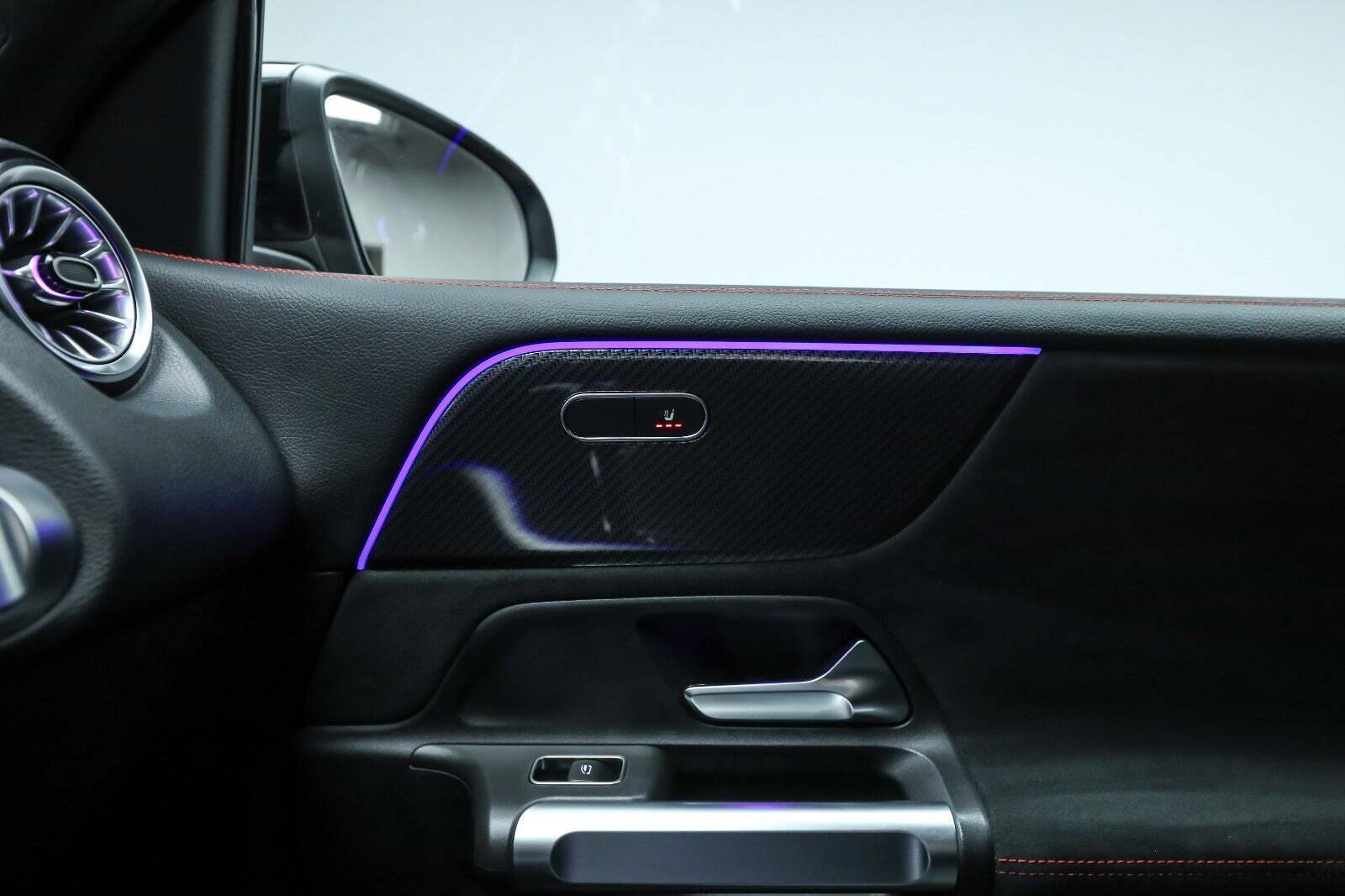 Grå Mercedes GLB220 d fra 2021