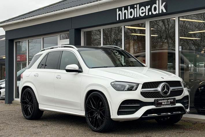 Hvid Mercedes GLE300 d fra 2020 set udefra