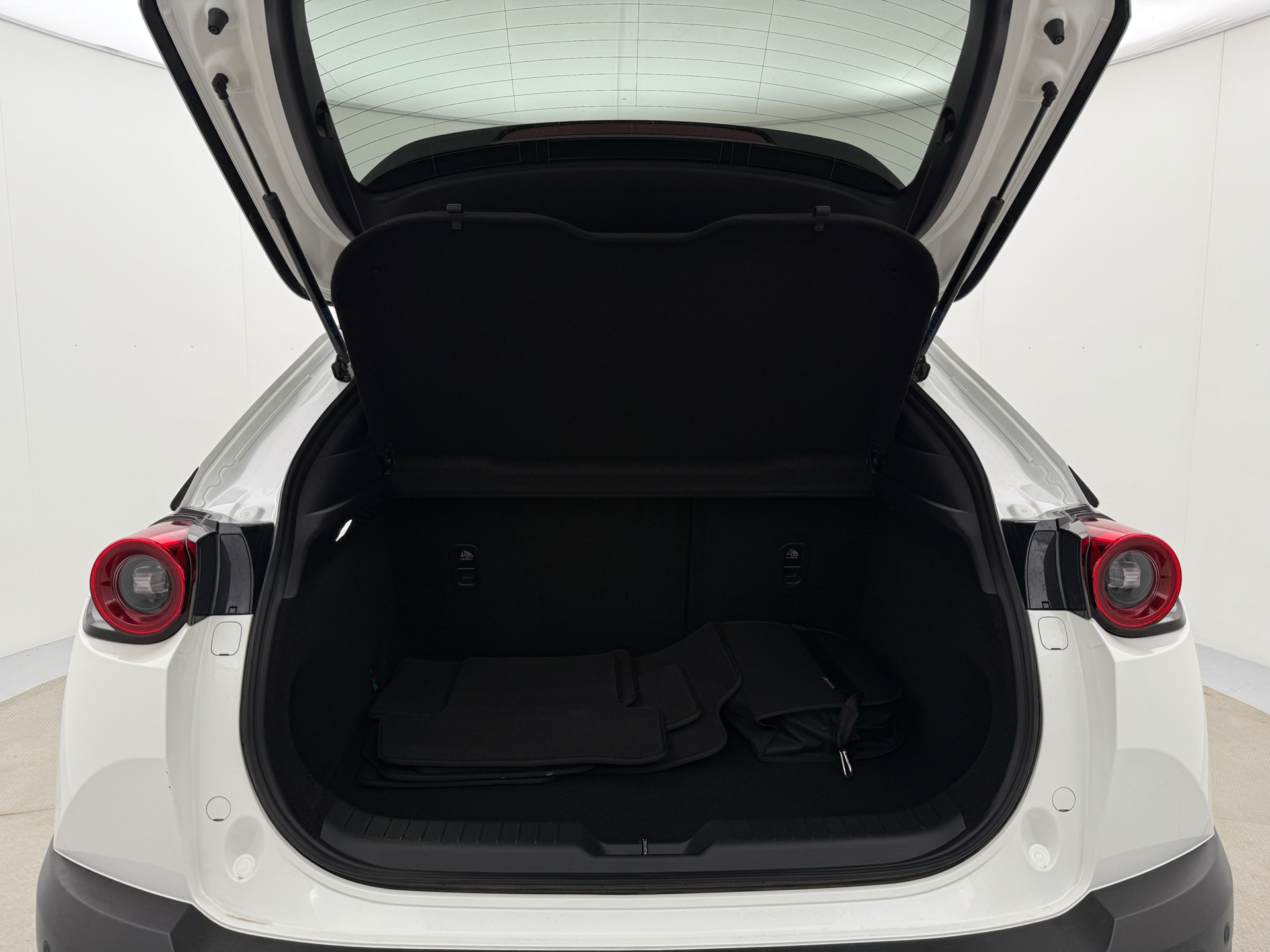 Hvid Mazda MX-30 fra 2023