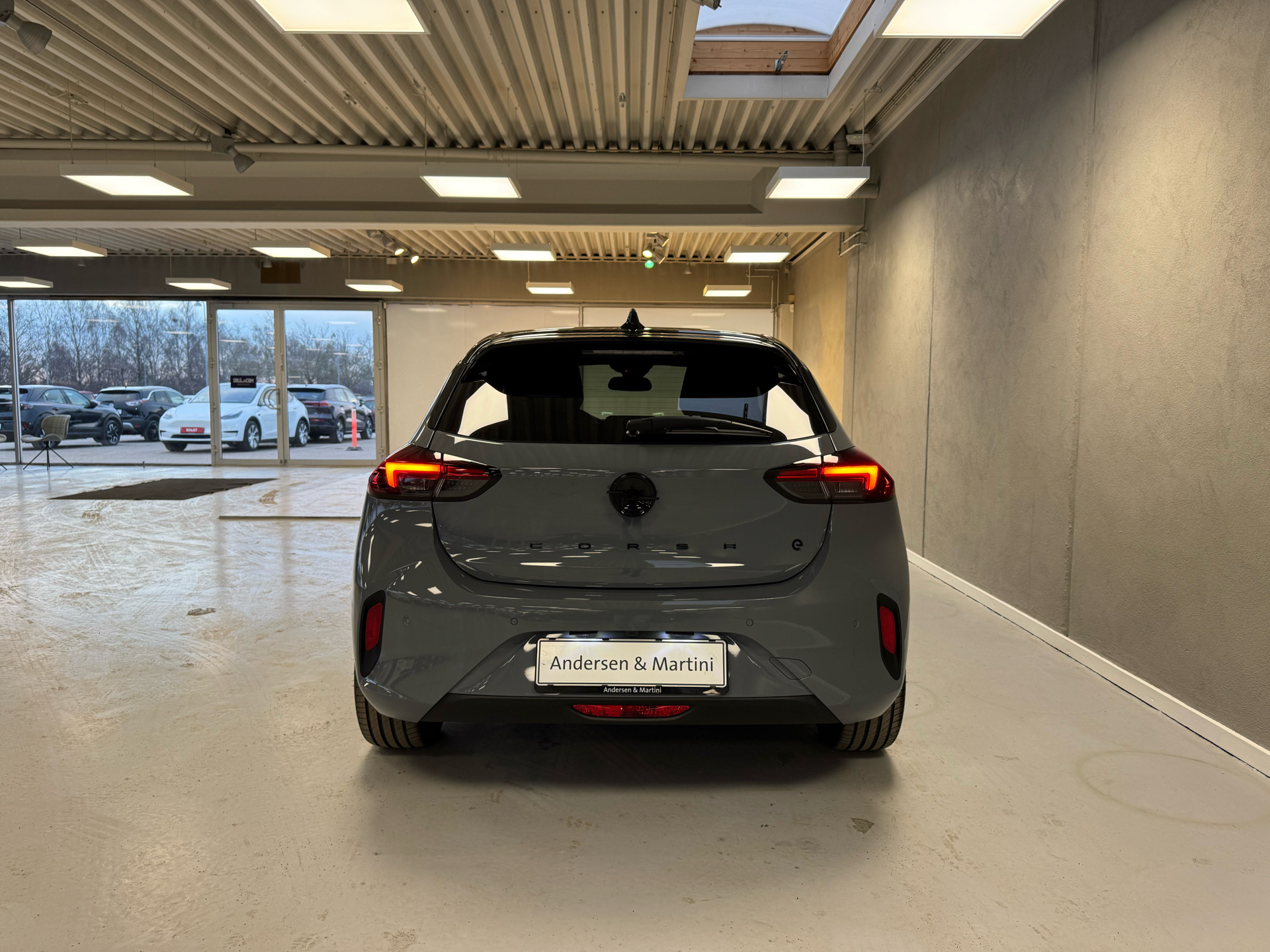 Grå Opel Corsa-e fra 2023