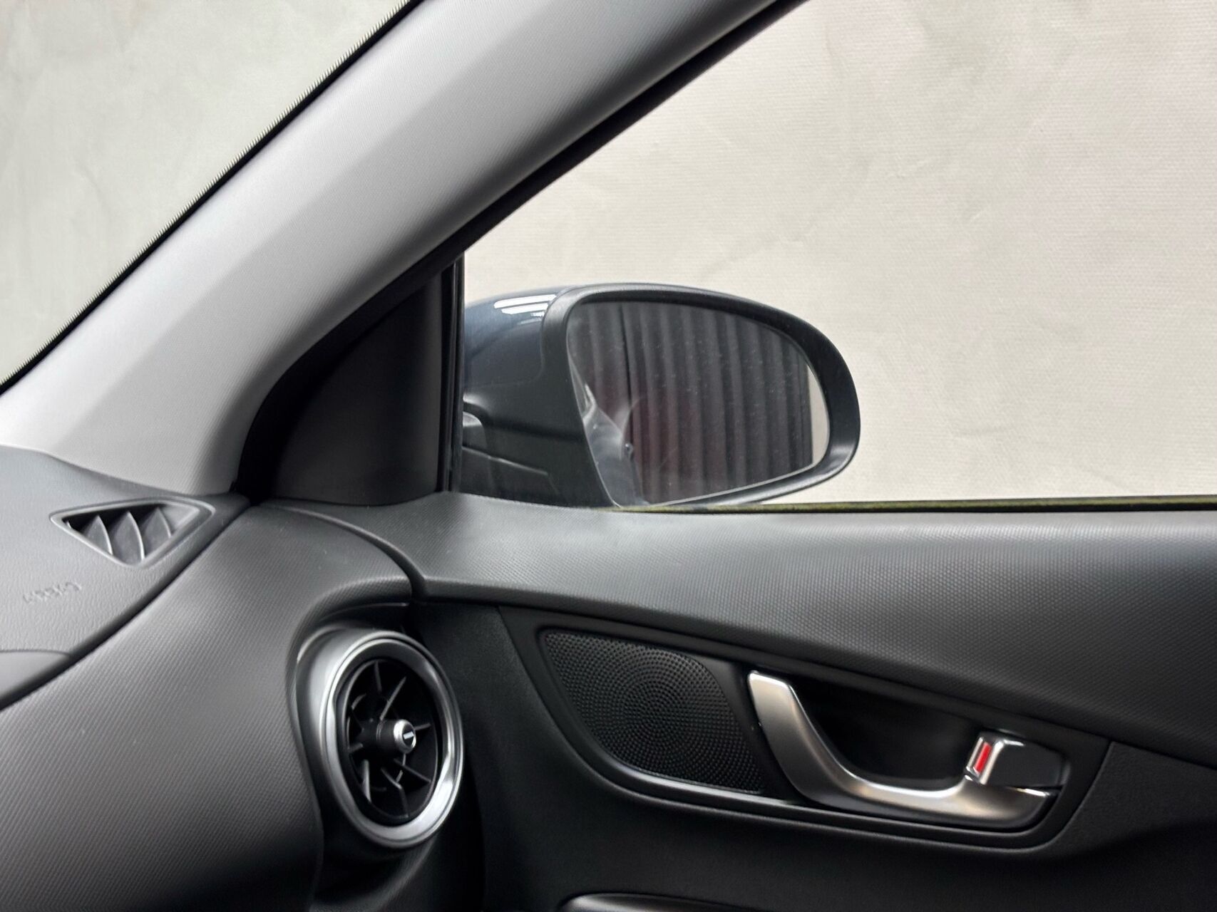 Grå Hyundai Kona fra 2022