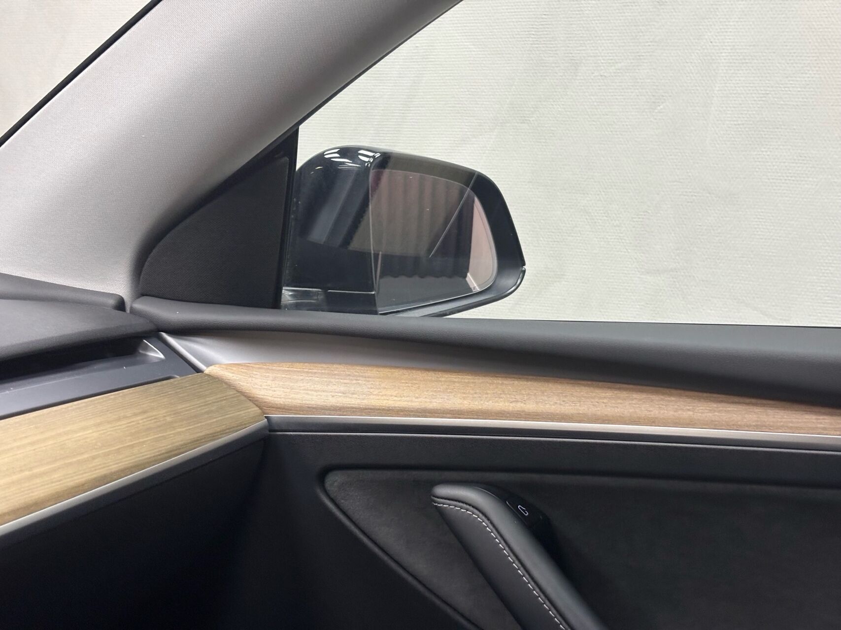 Sort Tesla Model Y fra 2023