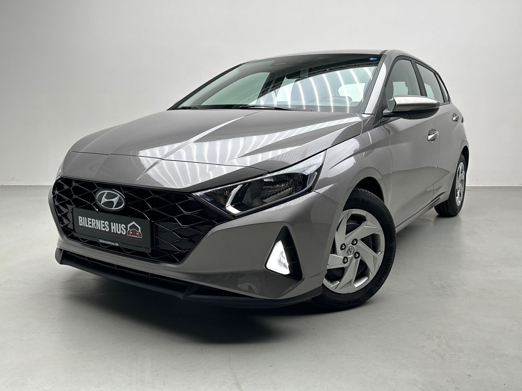 Grå Hyundai i20 fra 2022
