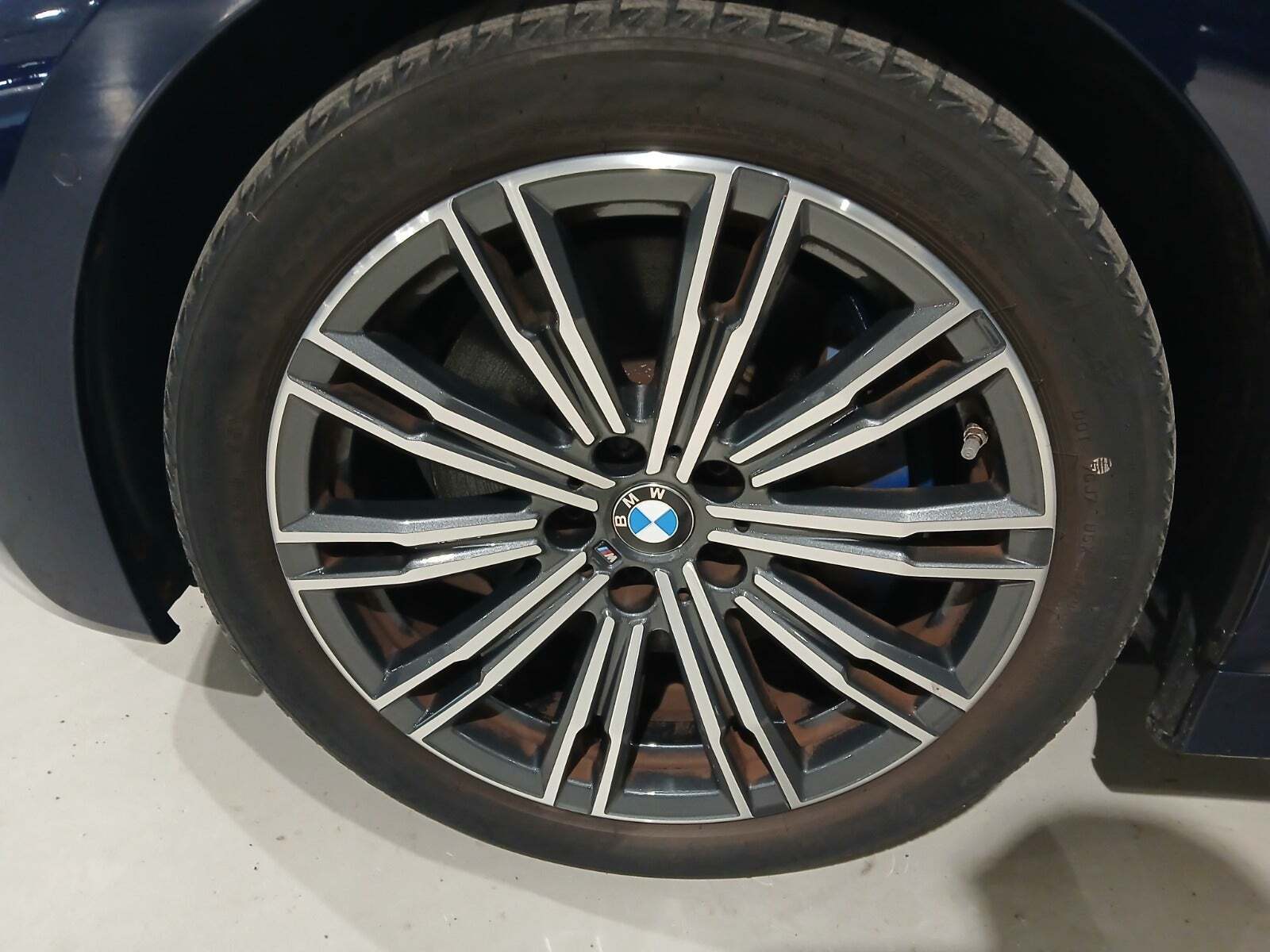 Blå BMW 330i fra 2021