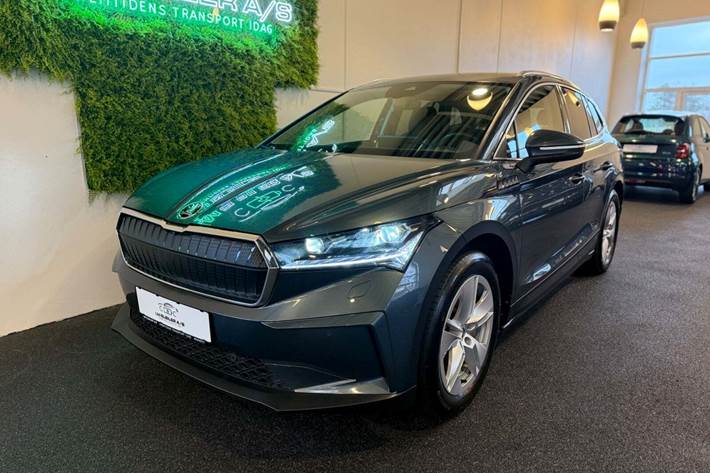 Grå Skoda Enyaq fra 2022 set udefra