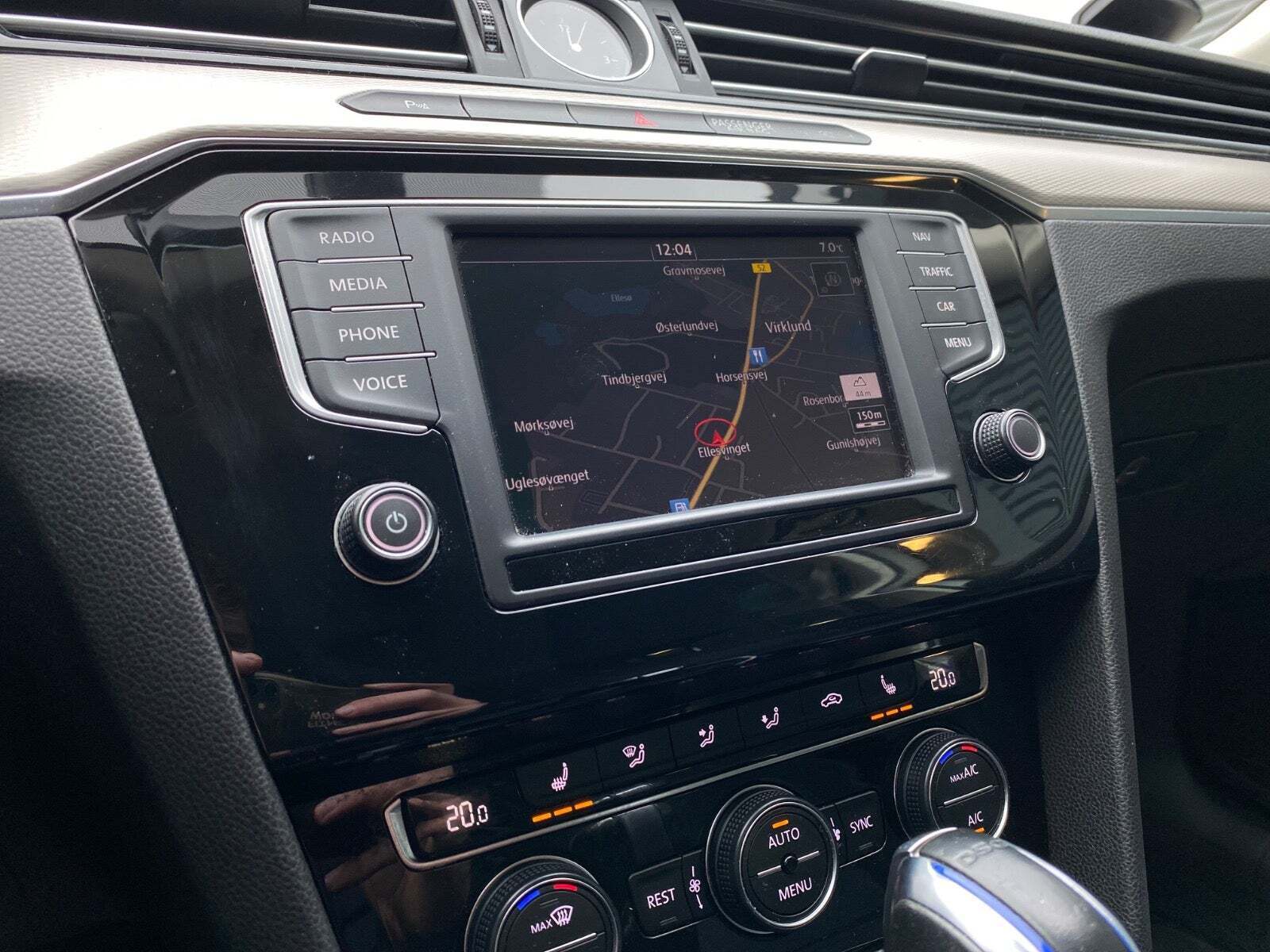 Sølv VW Passat fra 2017