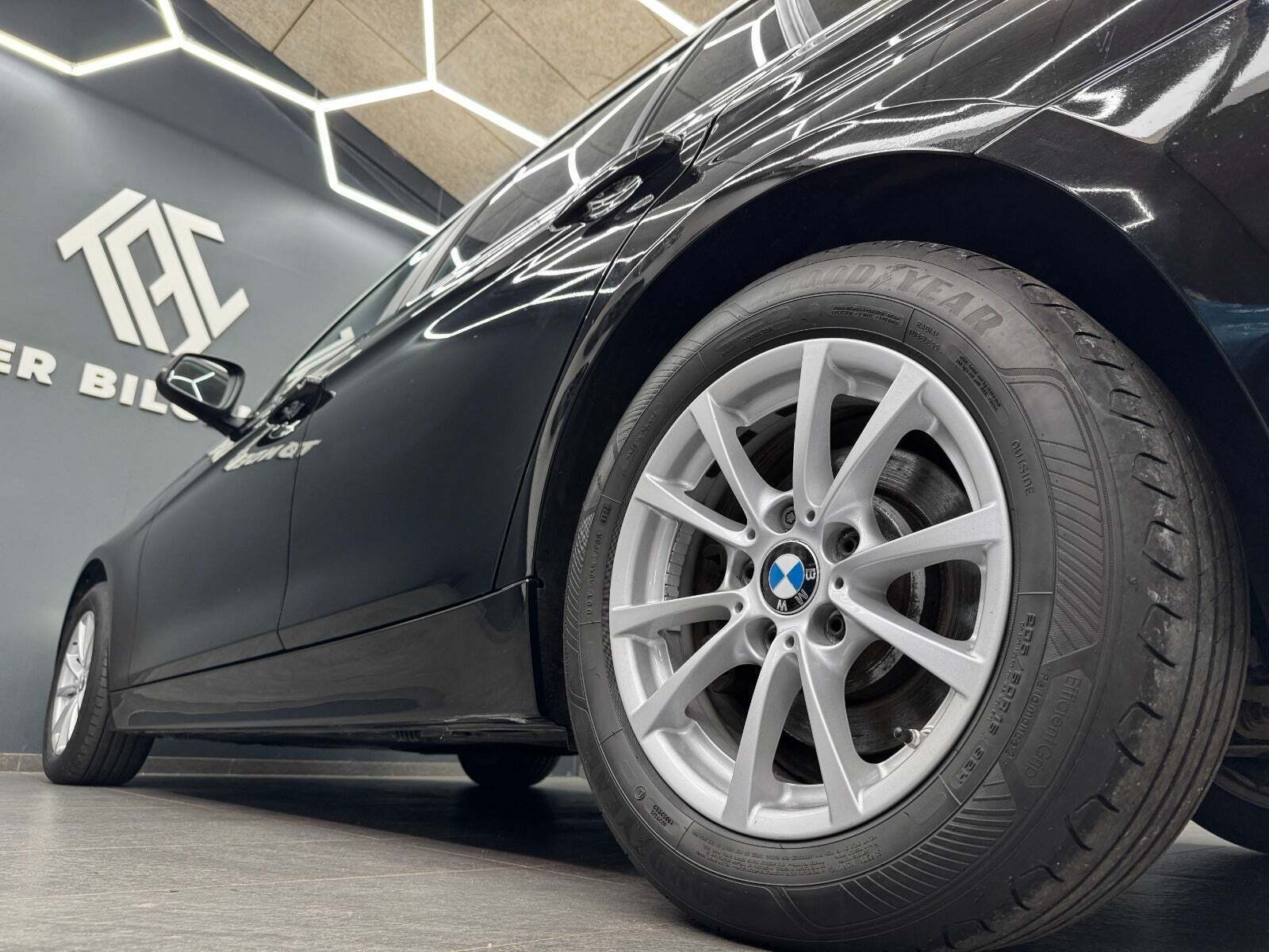 Sort BMW 320d fra 2017