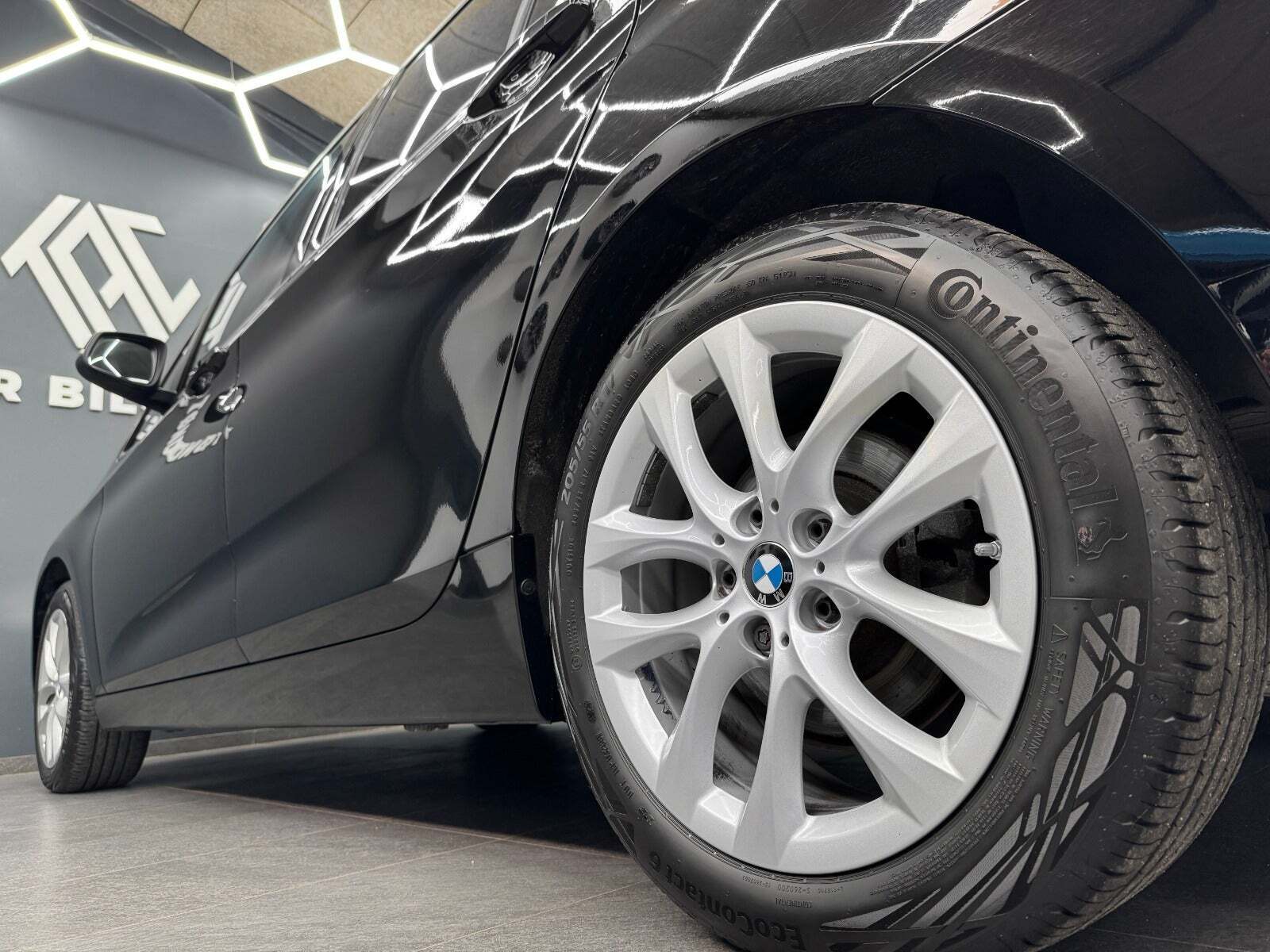 Sort BMW 218d fra 2017