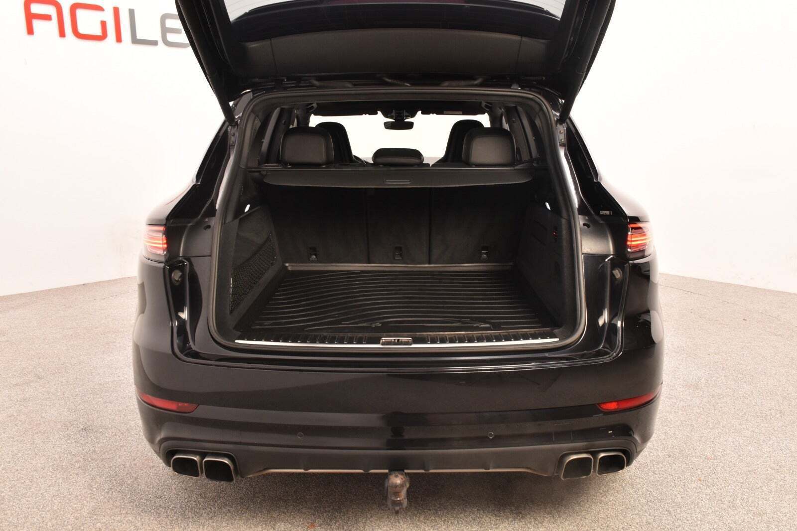 Sort Porsche Cayenne Turbo fra 2018