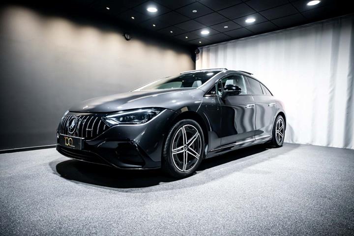 Grå Mercedes EQE350 fra 2022