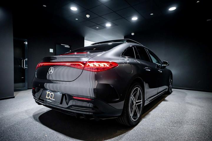 Grå Mercedes EQE350 fra 2022
