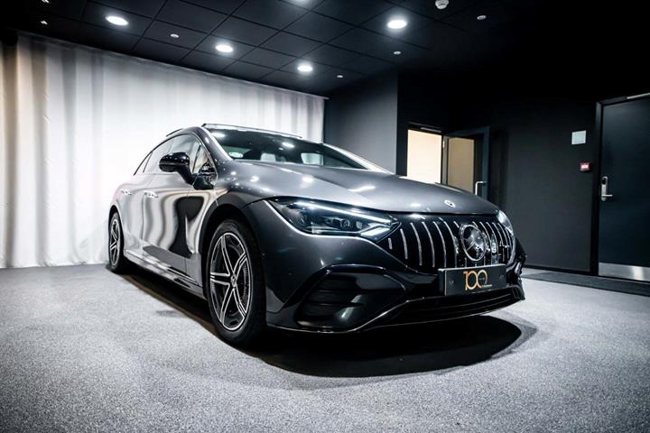 Grå Mercedes EQE350 fra 2022