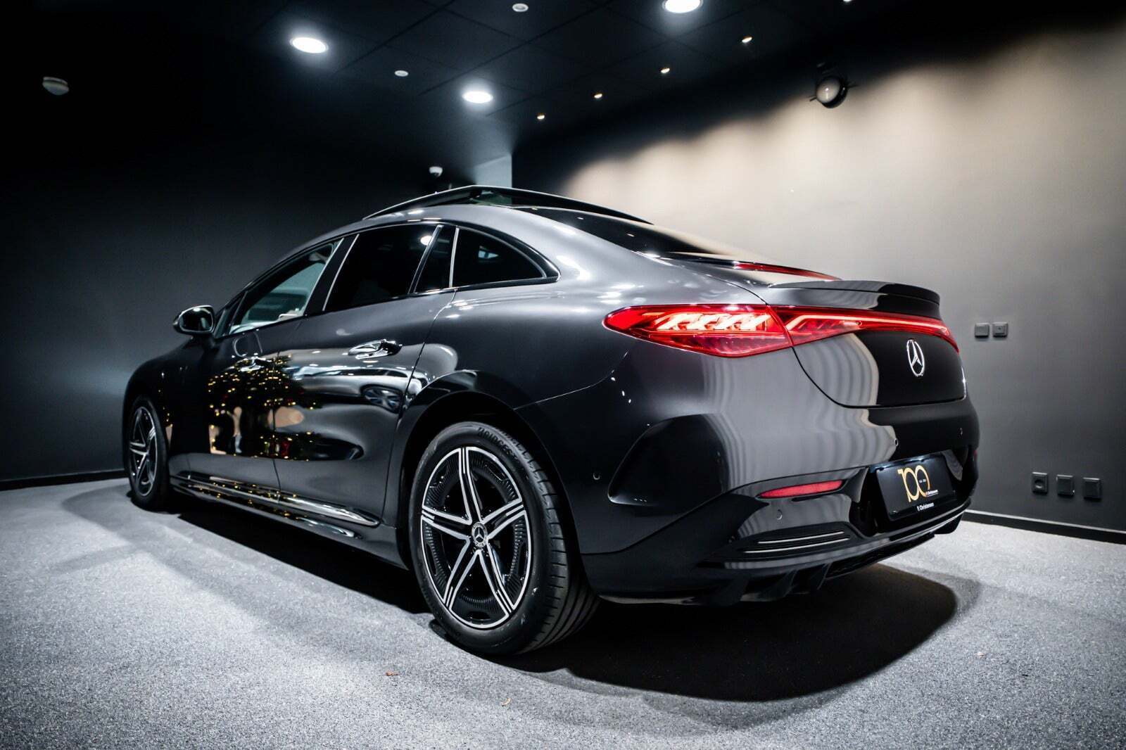 Grå Mercedes EQE350 fra 2022