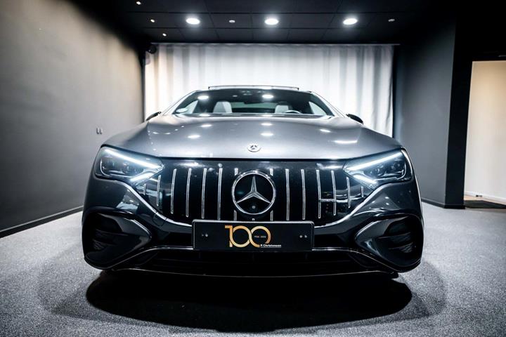 Grå Mercedes EQE350 fra 2022