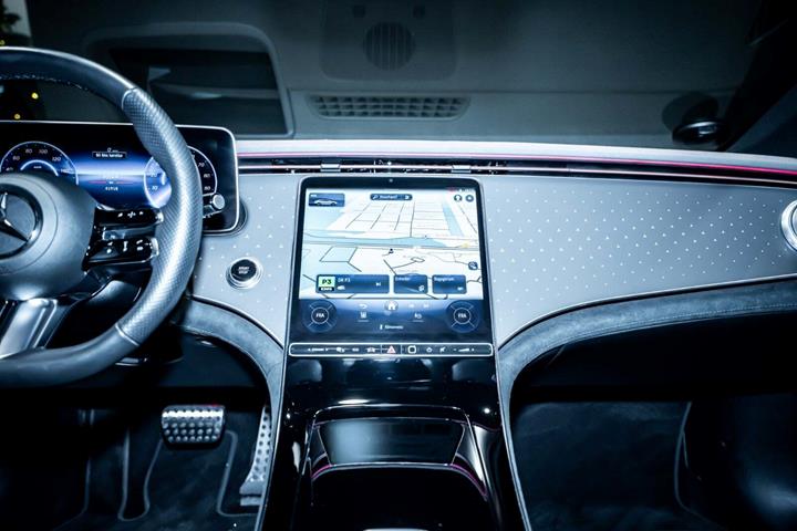 Grå Mercedes EQE350 fra 2022