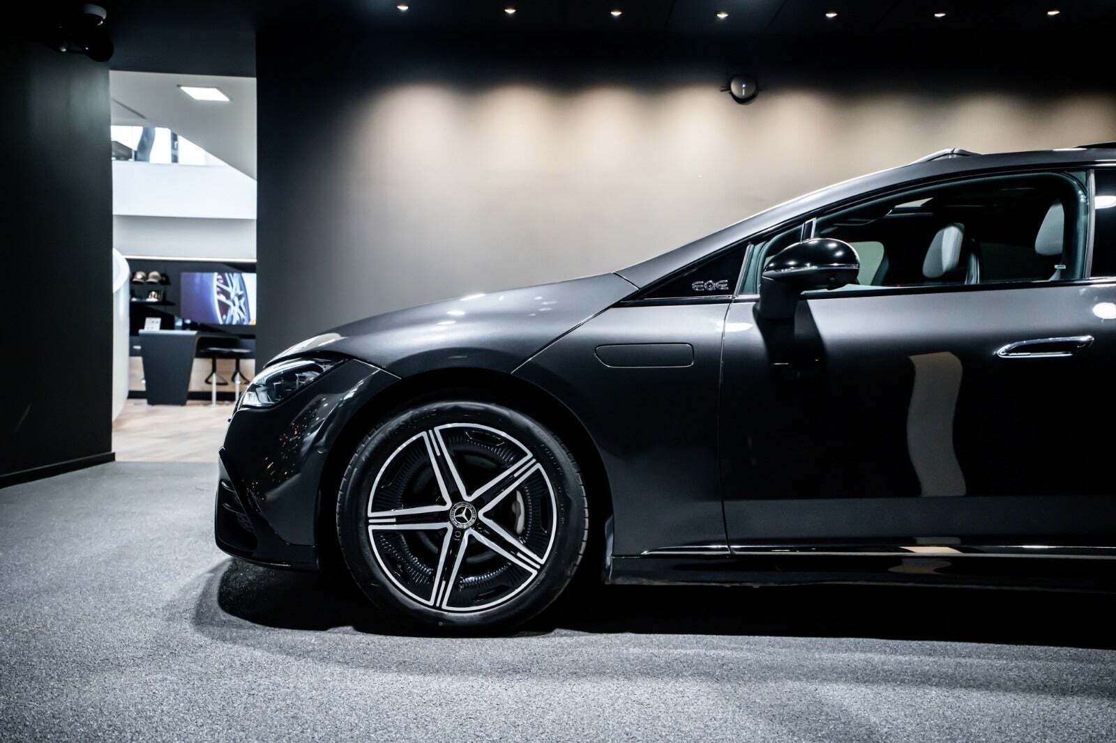 Grå Mercedes EQE350 fra 2022