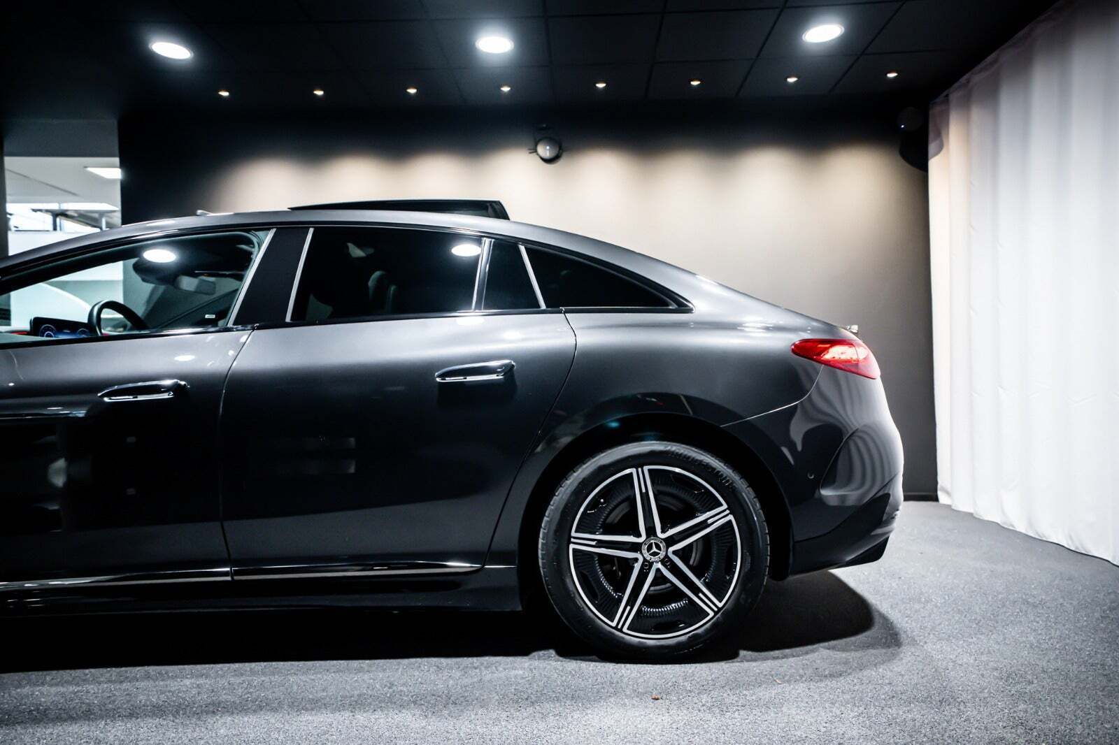 Grå Mercedes EQE350 fra 2022