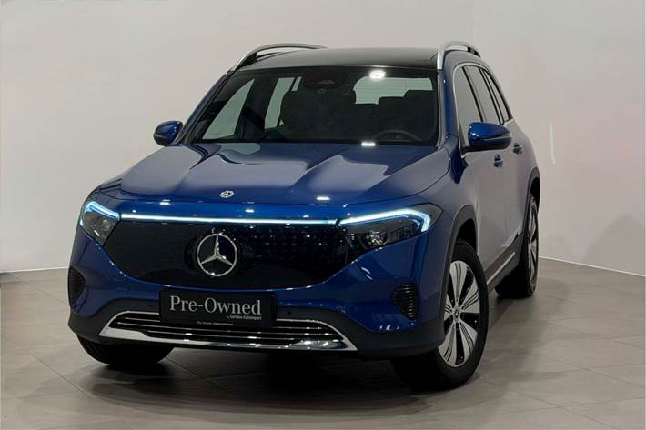 Blå Mercedes EQB250+ fra 2025 set udefra