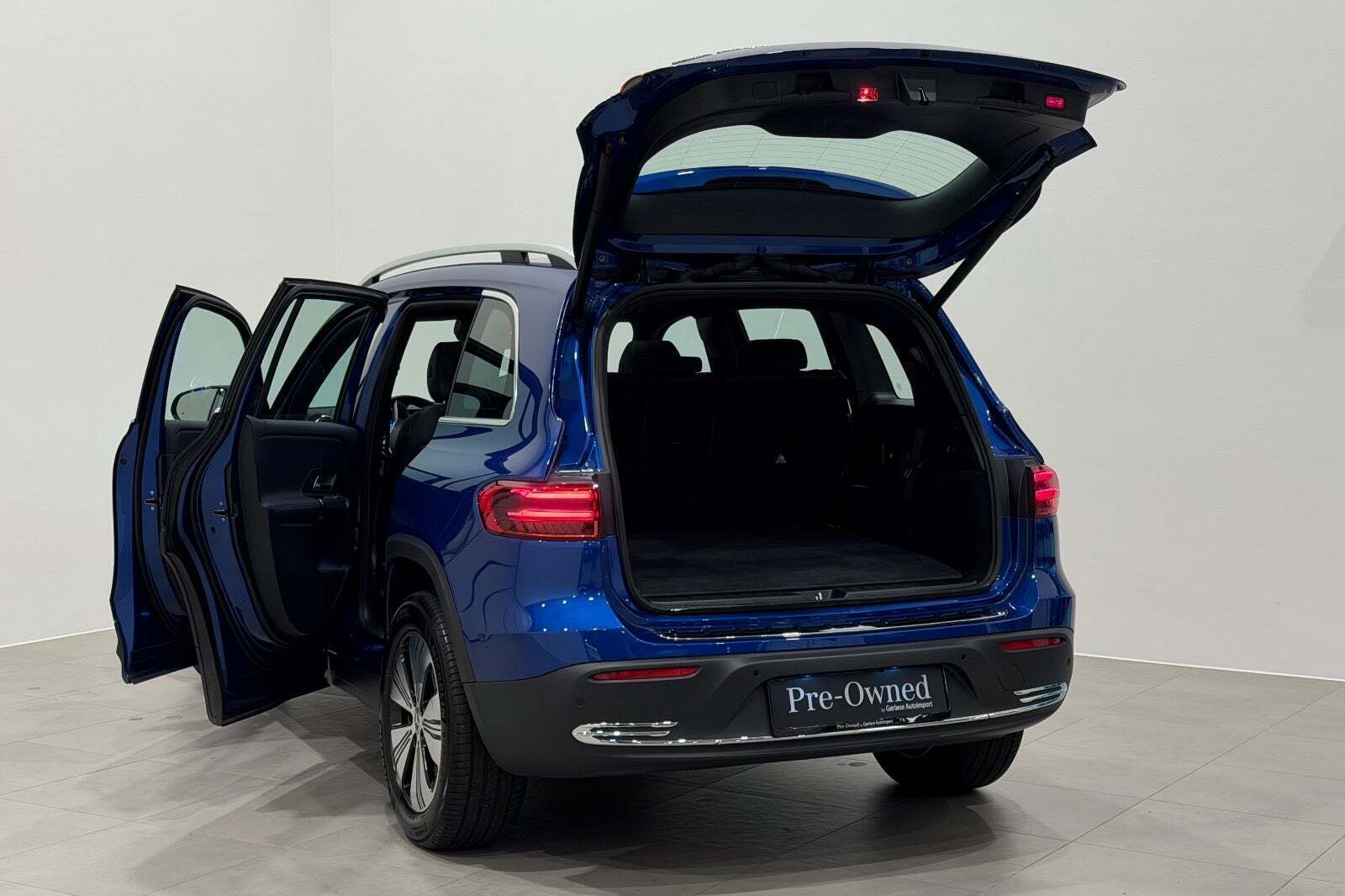 Blå Mercedes EQB250+ fra 2025