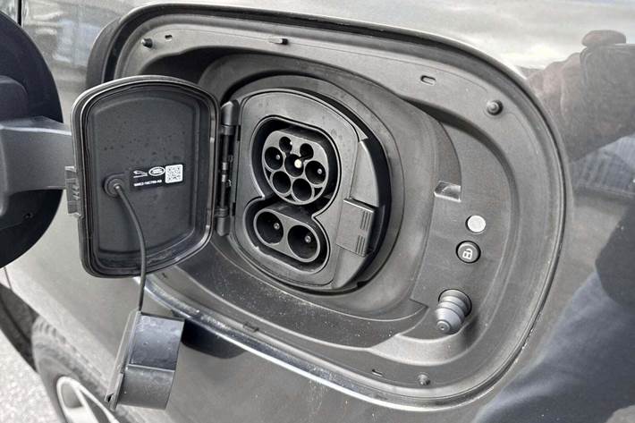 Grå Land Rover Range Rover sport fra 2025