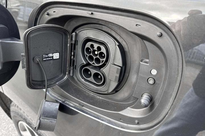 Grå Land Rover Range Rover sport fra 2025