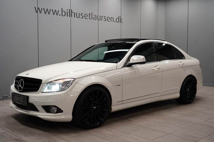 Hvid Mercedes C280 fra 2008 set udefra