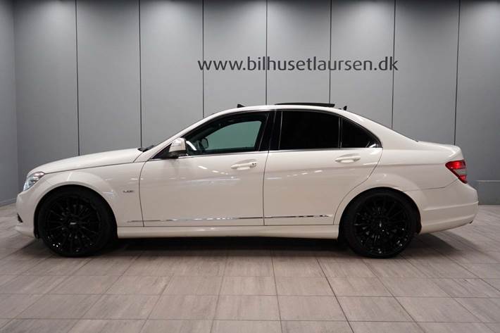 Hvid Mercedes C280 fra 2008 set udefra