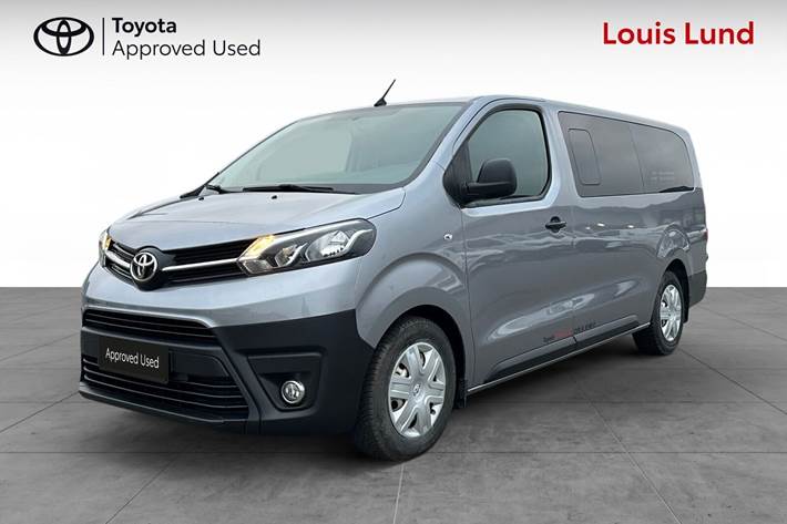 Grå Toyota Proace Verso fra 2021 set udefra