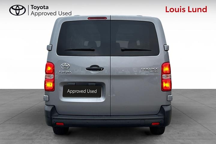 Grå Toyota Proace Verso fra 2021 set udefra