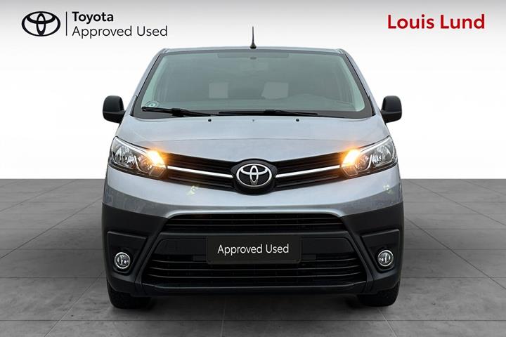 Grå Toyota Proace Verso fra 2021 set udefra