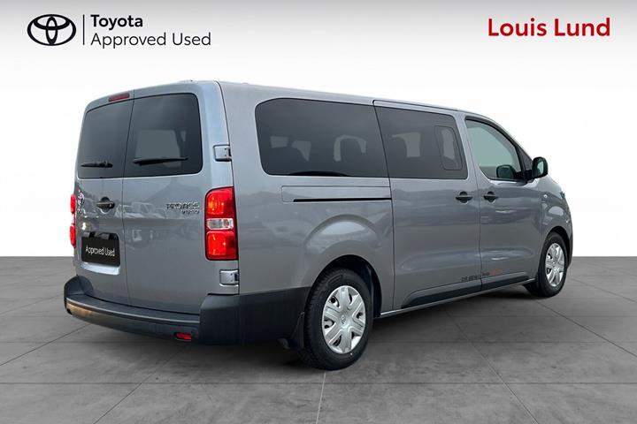 Grå Toyota Proace Verso fra 2021