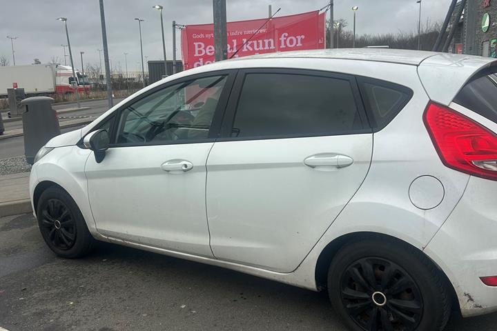 Hvid Ford Fiesta fra 2009