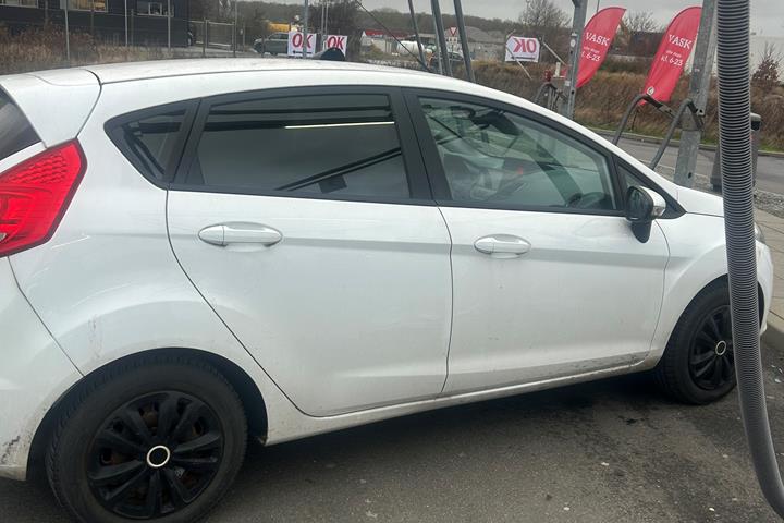 Hvid Ford Fiesta fra 2009