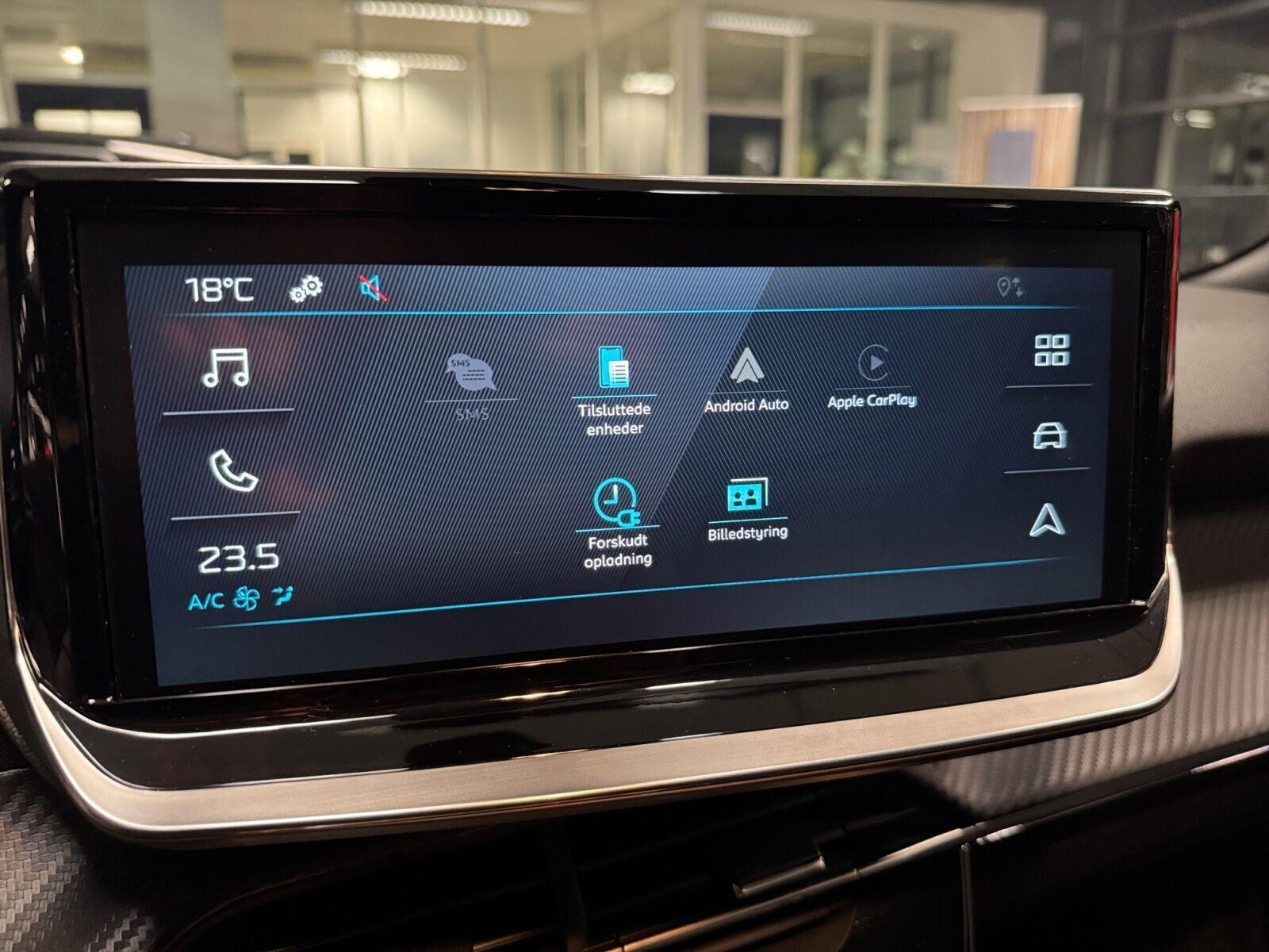 Grå Peugeot e-2008 fra 2025