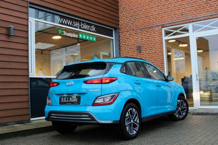 Blå Hyundai Kona fra 2023