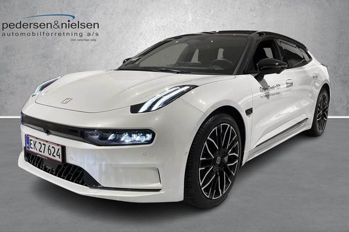 Hvid Zeekr 001 fra 2025 set udefra