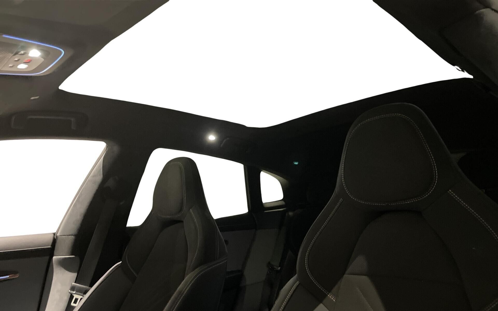 Hvid Zeekr 001 fra 2025