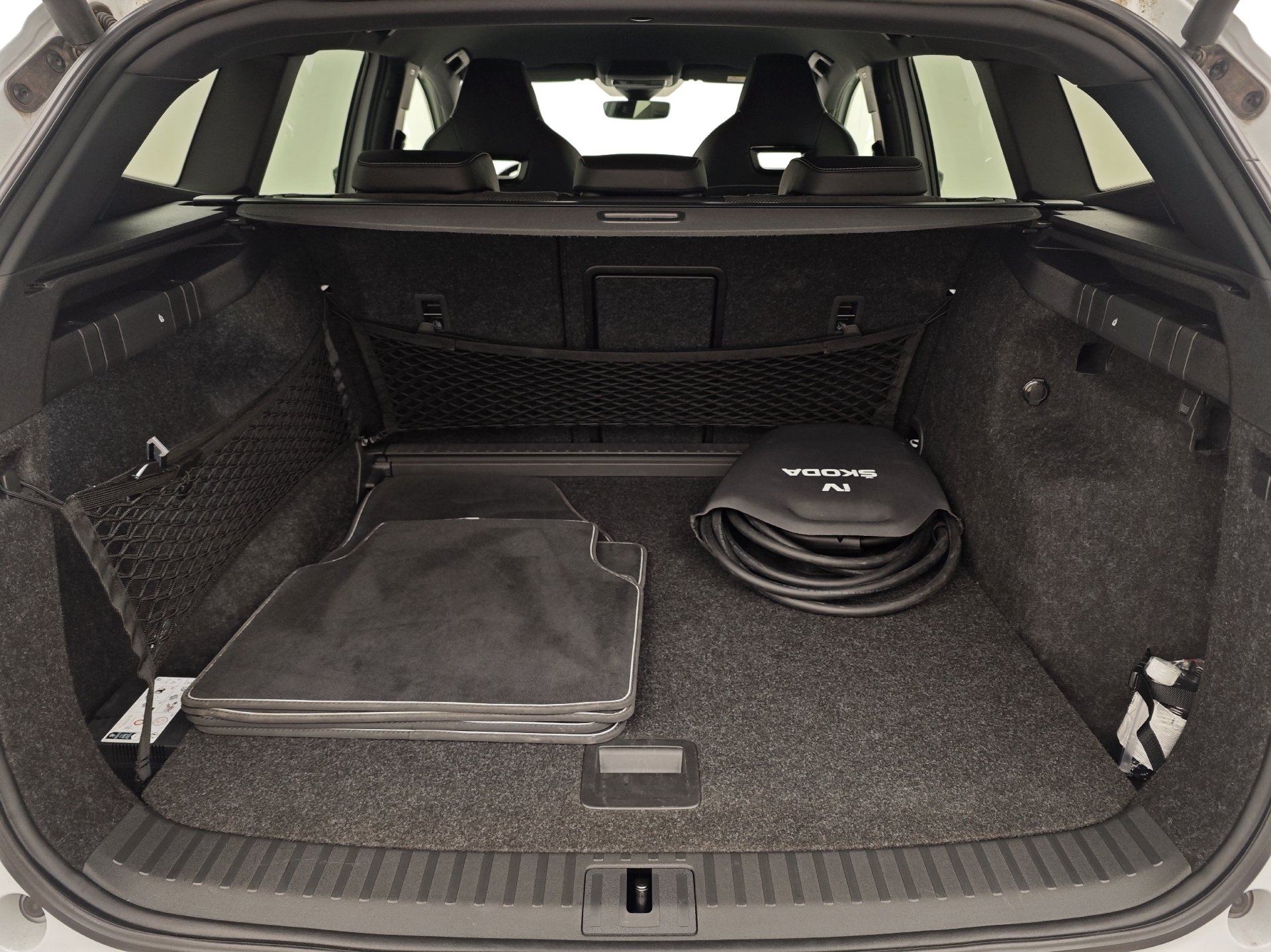 Hvid Skoda Enyaq fra 2022