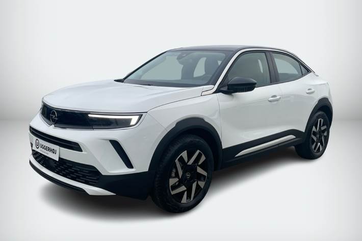 Hvid Opel Mokka-e fra 2023 set udefra