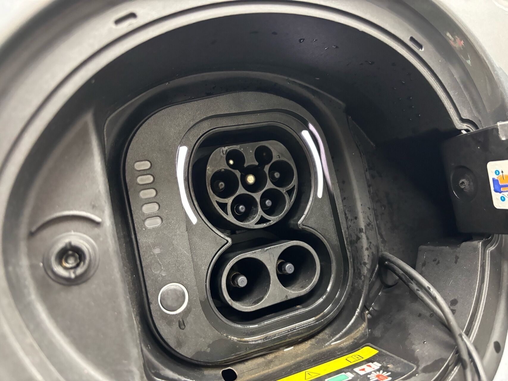 Grå Fiat 500e fra 2023